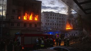 Socorristas trabajan en el área de Kiev bombardeada por Rusia durante la visita del secretario general de la ONU.
