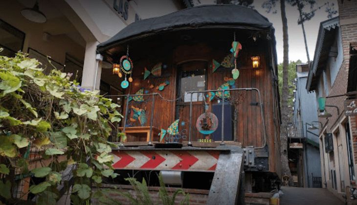 The wooden wagon, located at the entrance to the Paseo de la Estación.