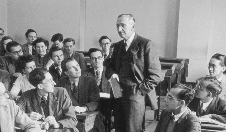 Friedrich Hayek, dando clases en la London School of Economics durante la década de 1940. Si bien le esquivó al empleo de los números y los modelos en el análisis de la economía, su reconocimiento del valor de lo histórico y la realidad hizo que nunca adoptara el método praxeológico. Friedrich Hayek, dando clases en la London School of Economics durante la década de 1940. Si bien le esquivó al empleo de los números y los modelos en el análisis de la economía, su reconocimiento del valor de lo histórico y la realidad hizo que nunca adoptara el método praxeológico.