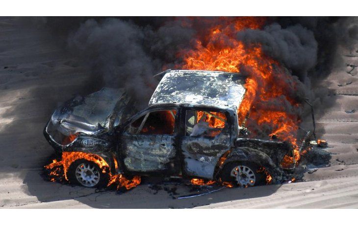 Así se prendía fuego la camioneta de Alicia Reina.
