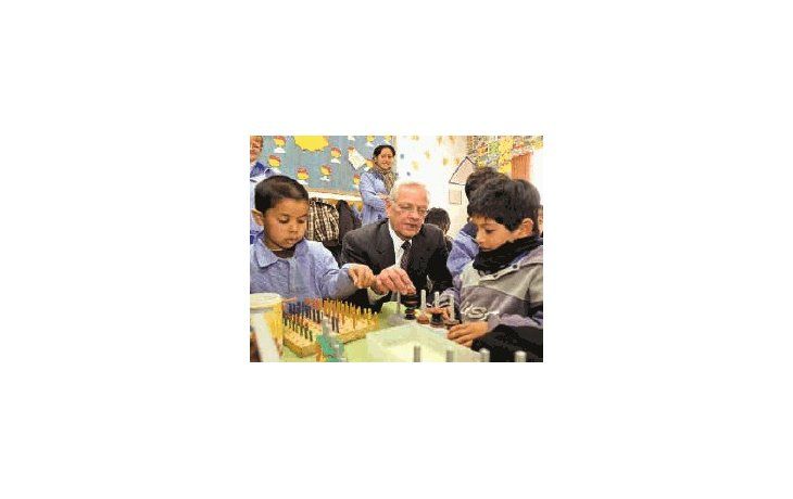 Entre sus múltiples actividades de ayer, Paul O’Neill se hizo un momento para jugar con niños de un comedor infantil de Merlo.