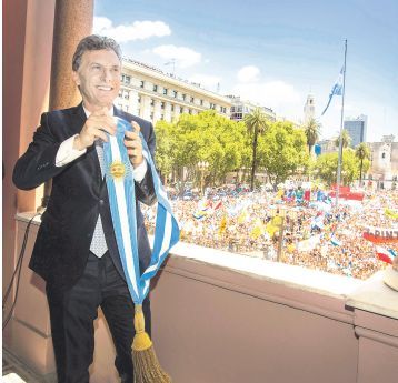 A lo largo de la jornada Mauricio Macri buscó adecuarse al uso de la banda presidencial. Hubo titubeos con Federico Pinedo al imponérsela y se la sacó, más tarde, antes de hablar desde el balcón a la Plaza.