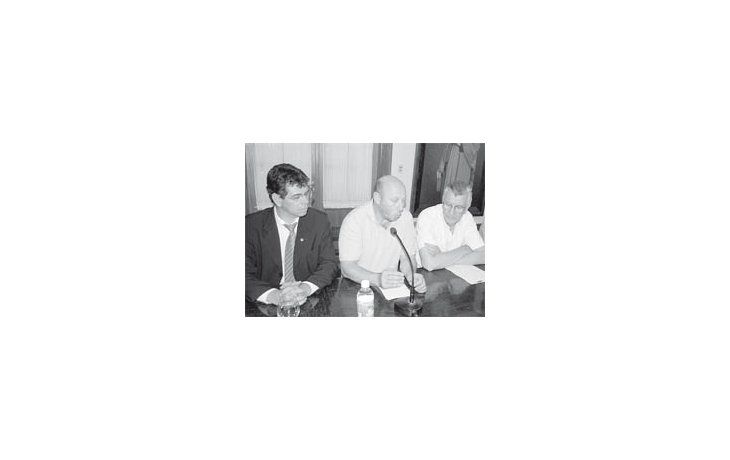 El gobernador de San Juan junto a funcionarios de Mendoza, durante la firma del convenio.