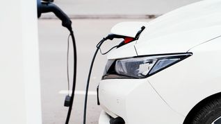 UTE ajusta tarifas y encarece 56% la carga de vehículos eléctricos.