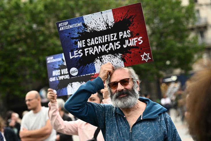 Cientos de personas se movilizaron en París en contra del antisemitismo.