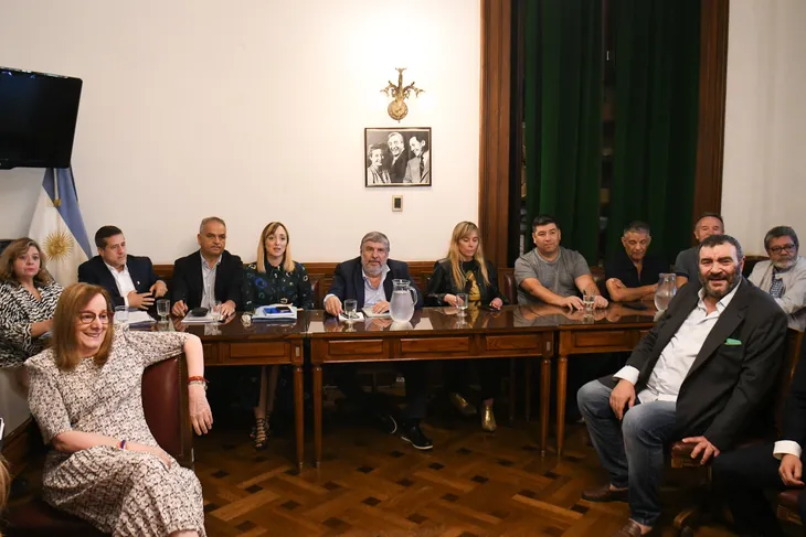 La CGT y el peronismo legislativo delinearon la estrategia opositora en una reunión en el Senado.