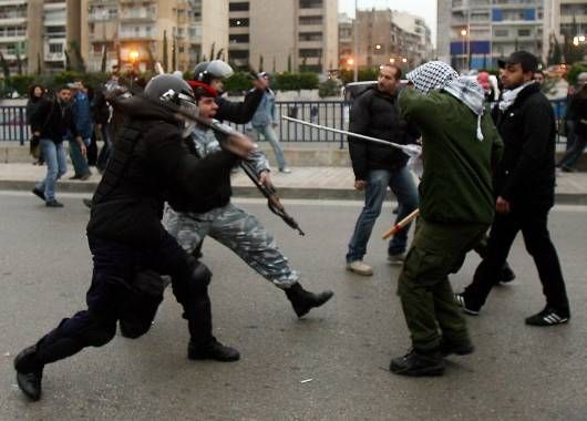 800 resultaron heridas cuando hombres armados y blandiendo palos, partidarios de Mubarak, atacaron a los manifestantes en las calles.