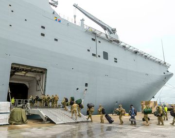 El buque australiano con casos de coronavirus atraca en Tonga para dejar ayuda humanitaria