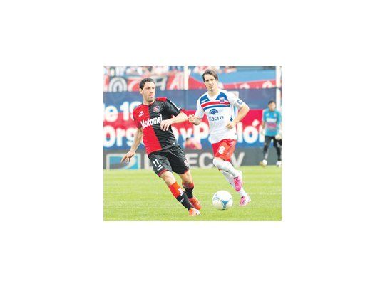 Martín Galmarini pelea con Maximiliano Rodríguez, dos de los referentes de equipos con personalidad. Newell’s fue muy superior a Tigre.