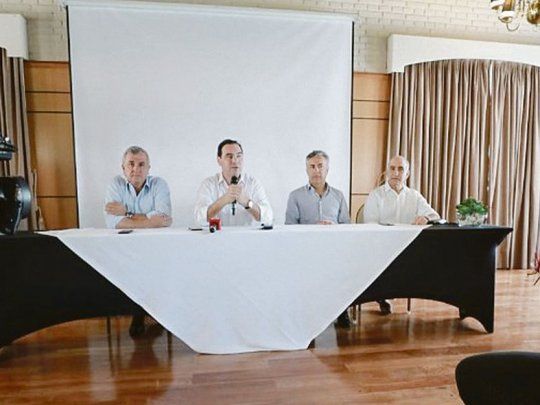 Corrientes. Gustavo Valdes, gobernador anfitrión, junto a sus colegas radicales Gerardo Morales, Alfredo Cornejo y el vice bonaerense, Daniel Salvador. El radicalismo cerró filas detrás del Presidente de cara a la campaña.