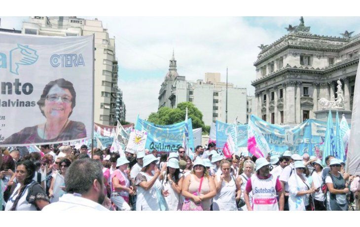 ámbito.com | Marchas. El paro nacional docente, el acto de la CGT, el desfile de Cristina en Comodro Py,  los incidentes en la Catedral Metropolitana y el índice “celestial” de pobreza. El Gobierno buscará retomar la agenda de campaña.