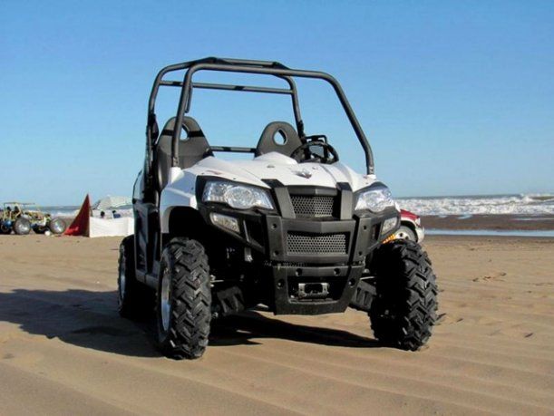 A diferencia de los cuatriciclos, los UTV cuentan con volante, pedales, cabina y estructuras de seguridad reforzadas, como jaulas antivuelco.