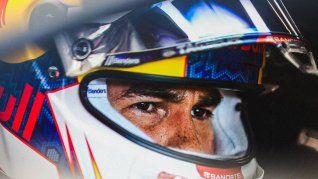 Ni el casco puede ocultar el rostro de disgusto de Checo Pérez tras otra pobre labor con su Red Bul, en la Fórnmua 1,.