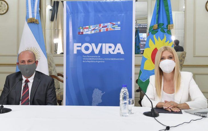 La vicegobernadora de Buenos Aires, Verónica Magario, junto a su par de la provincia de Chubut, Ricardo Sastre.