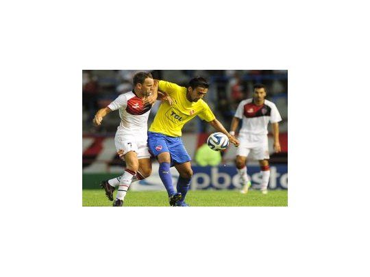 Escena del encuentro disputado entre Independiente y Newells en el estadio mundialista José María Minella, por la segunda fecha de la Copa Ciudad de Mar del Plata.