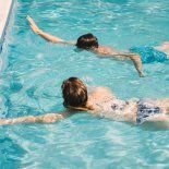 El verano invita a disfrutar la pileta, pero también exige cuidados específicos para mantener el pelo fuerte y con brillo. El verano invita a disfrutar la pileta, pero también exige cuidados específicos para mantener el pelo fuerte y con brillo.