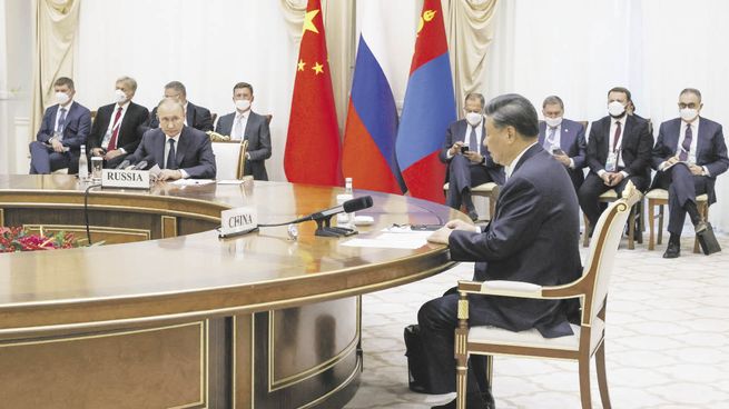 CUMBRE. Xi Jinping y Vladímir Putin, ayer en Samarcanda (Uzbekistán). El presidente de Rusia admitió que su homólogo chino le planteó dudas respecto de la campaña militar en Ucrania.