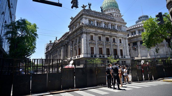 El Congreso ya se encuentra vallado y rodeado por las fuerzas de seguridad.