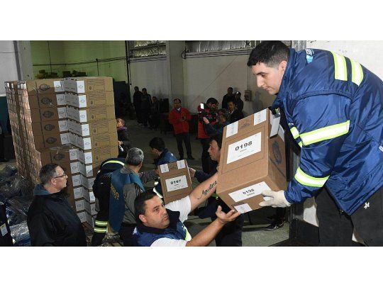 Unos 100 mil efectivos de seguridad custodiaron la distribución de las urnas