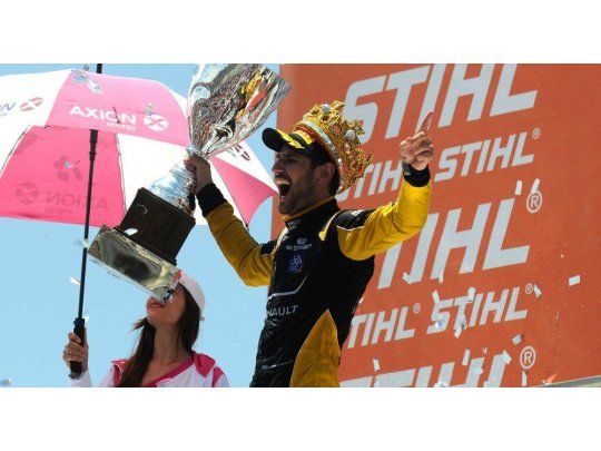 Ardusso se probó la corona de campeón y le quedó perfecta. (Foto prensa Súper TC 2000).