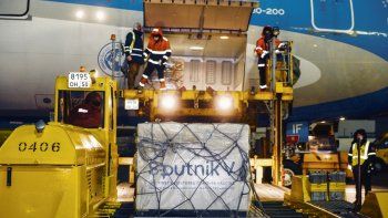 Carguero. Argentina cargó ayer en Moscú el Airbus A 330 con 300.000 vacunas Sputnik. Llegan hoy.&nbsp;