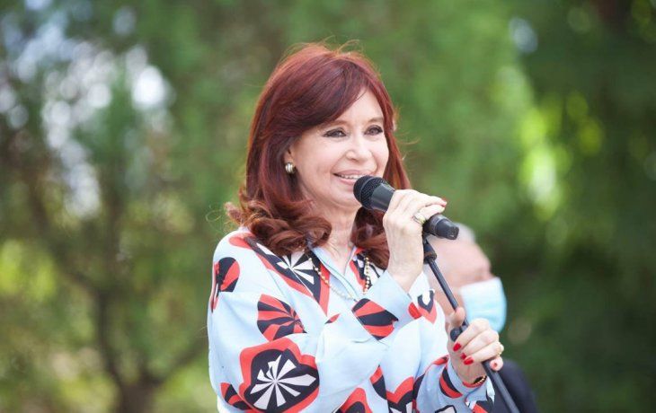 La vicepresidenta Cristina Fernández aseguró que hay que volver a retomar un modelo de producción y empleo y advirtió que no hay plata para pagar lo que el FMI pide.&nbsp; &nbsp;