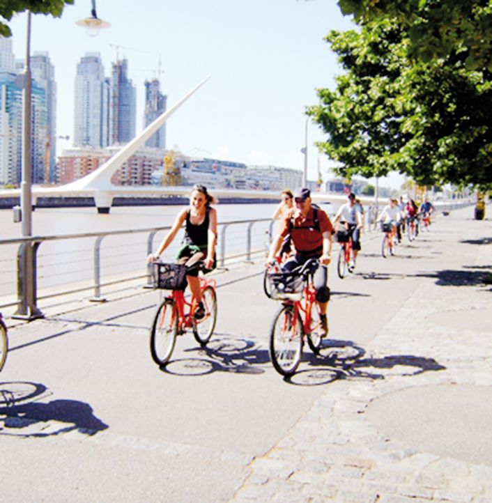 Los bicitours también recorren barrios como Puerto Madero, Palermo Viejo y el Centro.