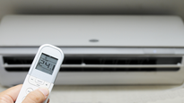 Consumo de energía. Los principal para evitar gastar mucha energía eléctrica es optimizar el uso del aire acondicionado. Programar la temperatura a 24 grados, una temperatura cómoda y eficiente, puede marcar una diferencia significativa en el consumo eléctrico.