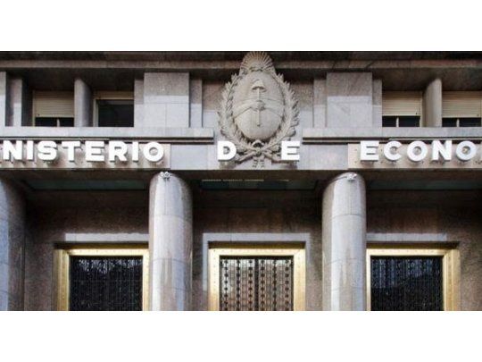 En la resolución se detalla que la modificación presupuestaria es para posibilitar la atención de los servicios financieros de la deuda pública correspondientes a comisiones, intereses y amortizaciones de Títulos Públicos y Préstamos en moneda nacional y extranjera.