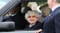 la reina isabel ii aparece sonriente en un concurso ecuestre