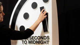 El Reloj del Juicio Final fue creado en 1947 por científicos como Albert Einstein y J. Robert Oppenheimer. El Reloj del Juicio Final fue creado en 1947 por científicos como Albert Einstein y J. Robert Oppenheimer.