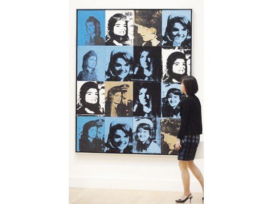 «Sixteen Jackies» de Andy Warhol fue la obra mejor paga en una subasta de arte contemporáneo en Sotheby’s de Nueva York.