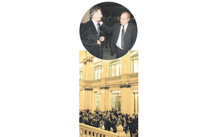 ámbito.com | Mauricio Macri saluda al llegar al ministro de Cultura, Hernán Lombardi. Anoche, la Orquesta y Coro Estables interpretaron la Novena Sinfonía de Beethoven.