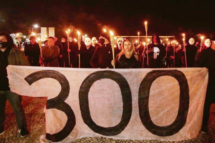¿PARODIA O AMENAZA?. Así lucen en sus manifestaciones los “300 de Brasil”: ropa negra, máscaras, antorchas. La exfeminista y devenida bolsonarista fanática Sara Winter los lidera.