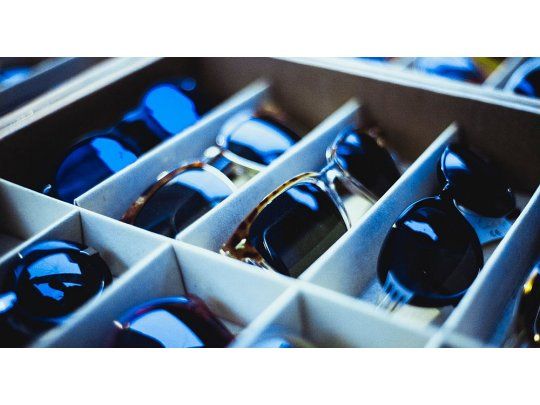 Alertan por riesgos de anteojos de sol “truchos” y buscan que sean regulados por ANMAT