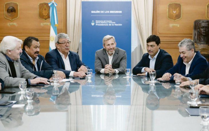 sindicalistas. Ramón Ayala (UATRE), José Ibarra (Conductores de Taxis) y Juan Miguel Cacho García (Estacioneros) se reunieron ayer con Frigerio en Casa Rosada.
