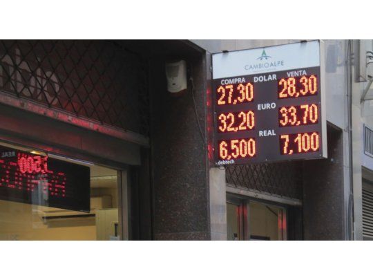 El dólar anotó su cuarta suba en fila: trepó 17 centavos a $ 28,34 (bancos oficiales salieron a contener el alza)