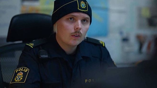 Policía protagonista de la Serie Gente Ansiosa, disponible en Netflix.
