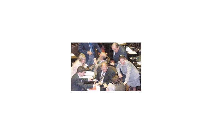 ámbito.com | El fracturado bloque PJ de Diputados no pudo reunir quórum. En la imagen, José María Díaz Bancalari, Graciela Caamaño, Cristian Ritondo y Carlos Brown, en plena tertulia en el recinto.
