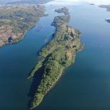 Se trata de la isla llamada Eilean Righ, con acceso a barcos provenientes de diferentes puertos y a 20 minutos en helicóptero desde el aeropuerto internacional de Glasgow, en el Reino Unido. Se trata de la isla llamada Eilean Righ, con acceso a barcos provenientes de diferentes puertos y a 20 minutos en helicóptero desde el aeropuerto internacional de Glasgow, en el Reino Unido.