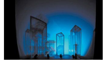 ámbito.com | “Pequeña Ciudad” (seis piezas de acrílico, agujas de acupuntura tanzas de nylon e iluminación LED en movimiento), de Dolores Casares.
