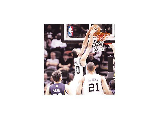 Con sus penetraciones, asistencias y rebotes, más su notable eficacia en lanzamientos libres, «Manu» revivió a los Spurs, el equipo más ganador de la temporada (49-10).