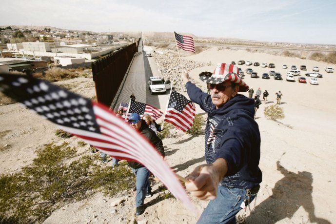 BACK. A group of Americans made a human chain on the border with Mexico to show their support for Donald Trump's plans.