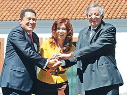 Néstor y Cristina Kirchner construyeron una relación personal con Hugo Chávez