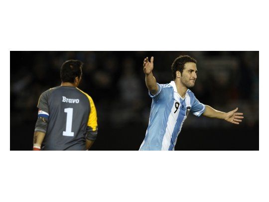 Gonzalo Higuaín, autor de tres goles frente a Chile.