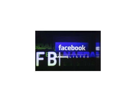 Acciones de Facebook marcan nuevo mínimo