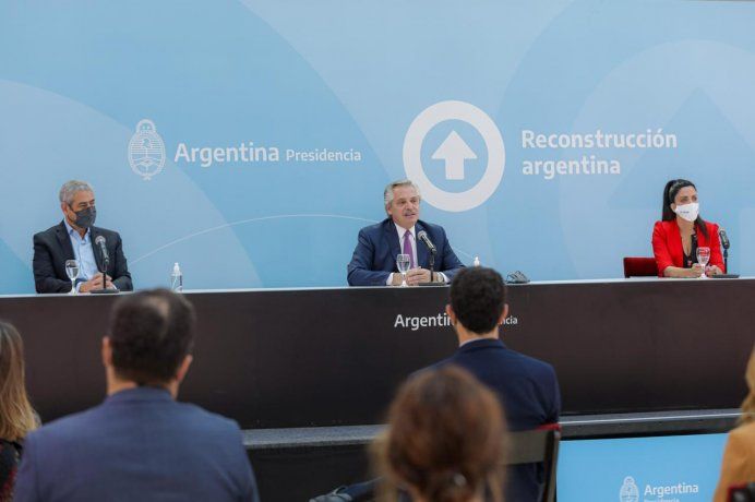 Alberto Fernández junto a la titular de PAMI, Luana Volnovich, durante un acto en el Museo del Bicentenario.