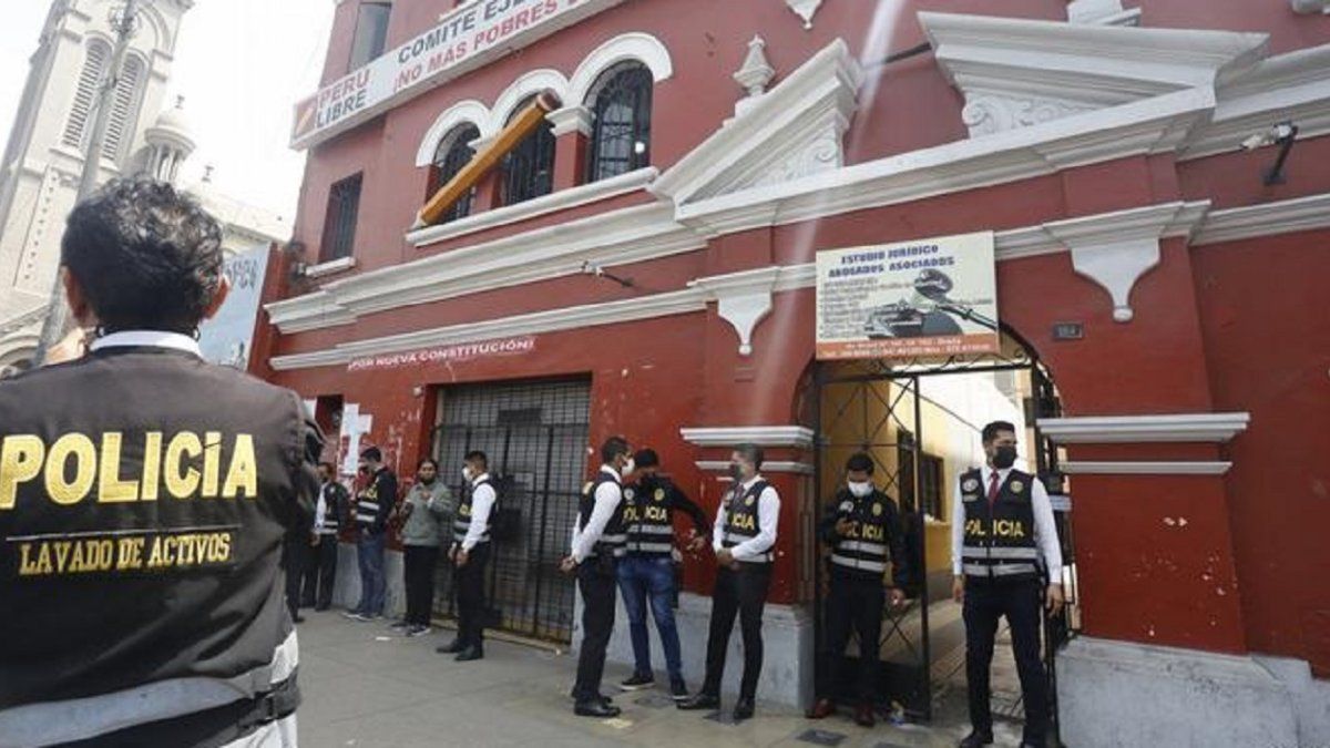 The Prosecutor’s Office raids the house and offices of the leader of the ruling party Peru Libre