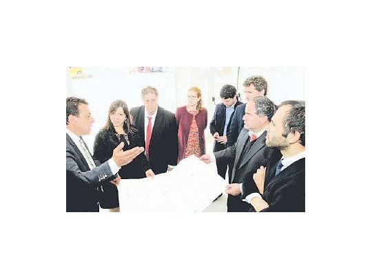 El intendente de Zárate, Osvaldo Cáffaro, y Silvina Batakis durante el encuentro en el Centro de Gestión del Conocimiento.