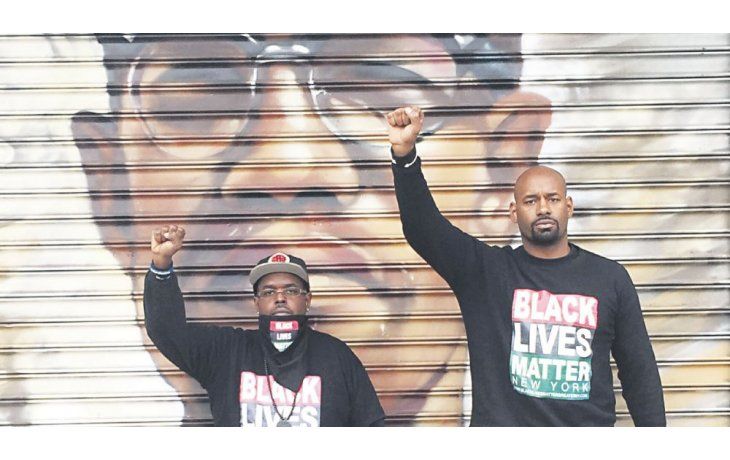 ámbito.com | ÍCONO. Jamel Davis y Hawk Newsome posan con el fondo de un mural de Malcom X. “Me identifico con él”, le dijo a Ámbito Financiero el segundo, líder del grupo radical Black Lives Matter.